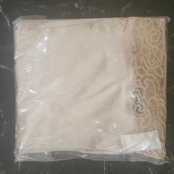 Lulus stunning satin wedding gown - Picture 6 of 6